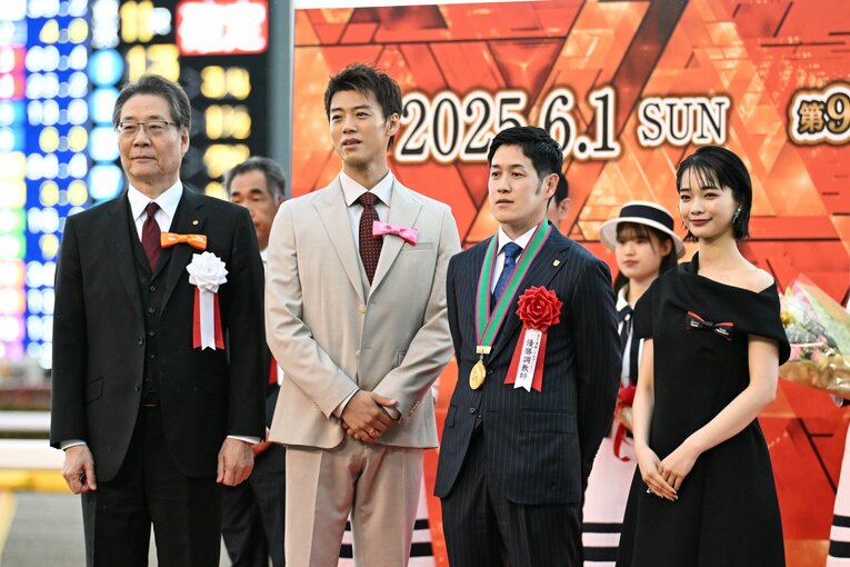 プレゼンターを務めたのは俳優の竹内涼真と見上愛　©Keiji Ishikawa