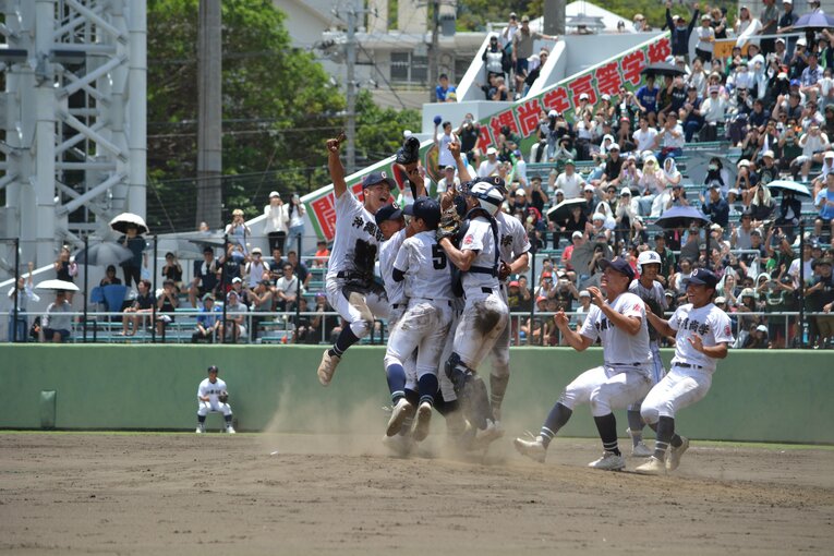 夏の甲子園出場が決まった瞬間、歓喜を爆発させる沖縄尚学ナイン　©Takarin Matsunaga