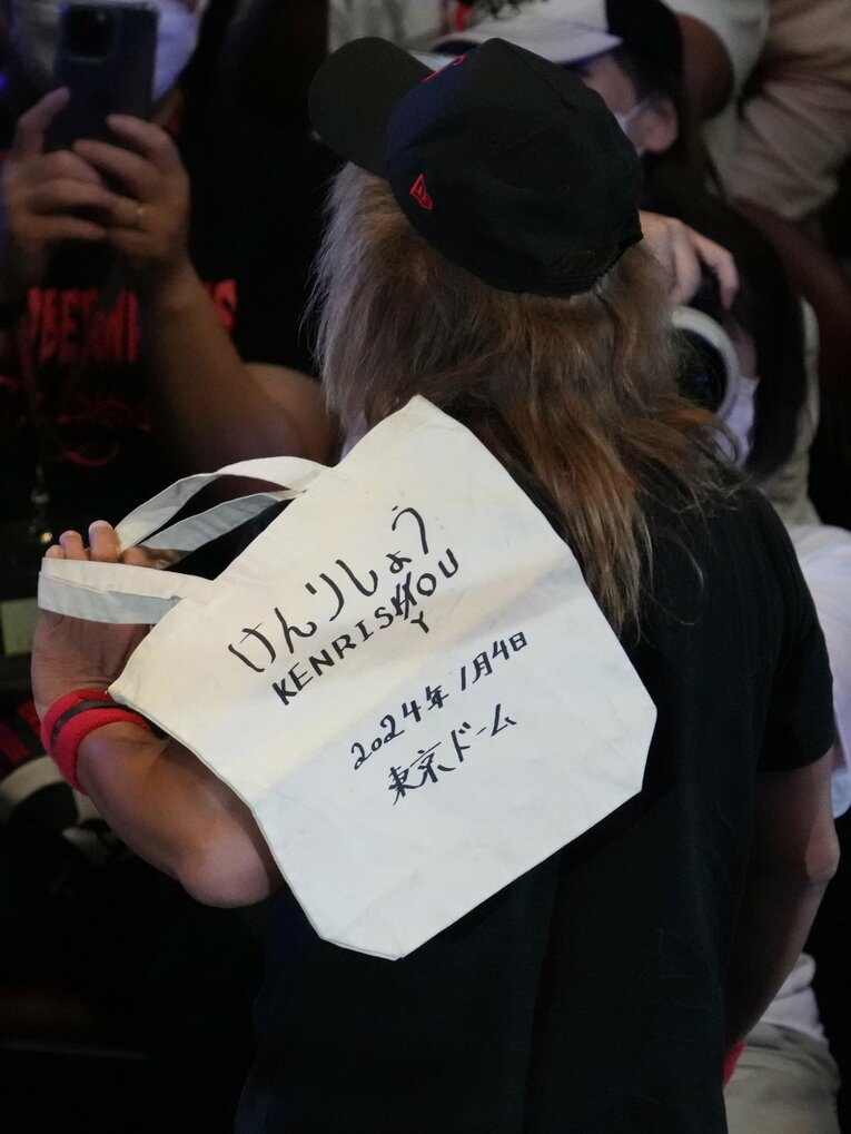 「けんりしょう」を手に引き揚げる内藤哲也