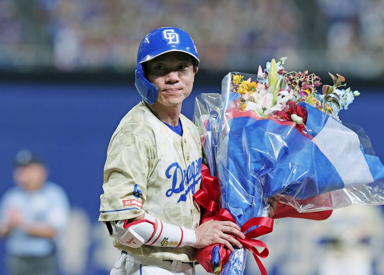 2000安打を達成して花束を受け取る大島　©︎JIJI PRESS