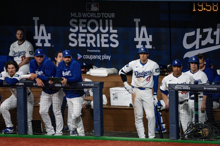 2戦目のベンチの様子。大谷翔平の右隣がドジャース、デーブ・ロバーツ監督 ©Nanae Suzuki