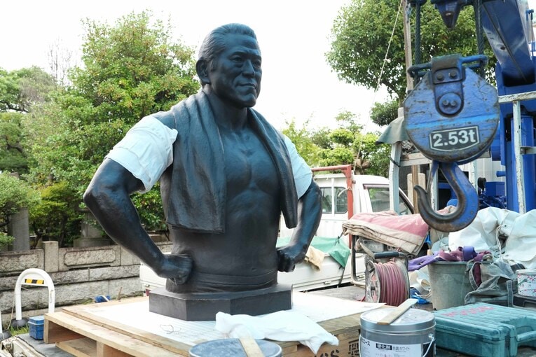 設置作業を待つ猪木ブロンズ像