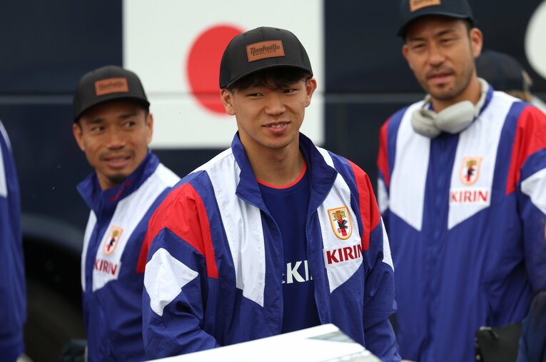18歳差の長友佑都と塩貝健人。なぜ塩貝が先輩選手から愛されるのか ／ photograph by Getty Images