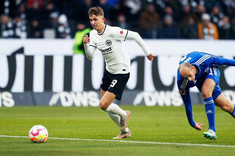 「1年前はJ2→ドイツ5部」上月壮一郎22歳の堂々1部デビュー…長谷部誠と握手、鎌田大地vs吉田麻也のW杯組対決も〈現地撮影〉(24)