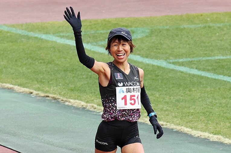満面の笑みでゴールへ飛び込んでいく福士加代子。1月30日、“引退レース”となった大阪国際マラソンに出場した ／ photograph by AFLO