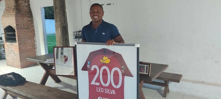 鹿島での200試合出場を記念してクラブから贈られた記念のユニフォーム©Hiroaki Sawada