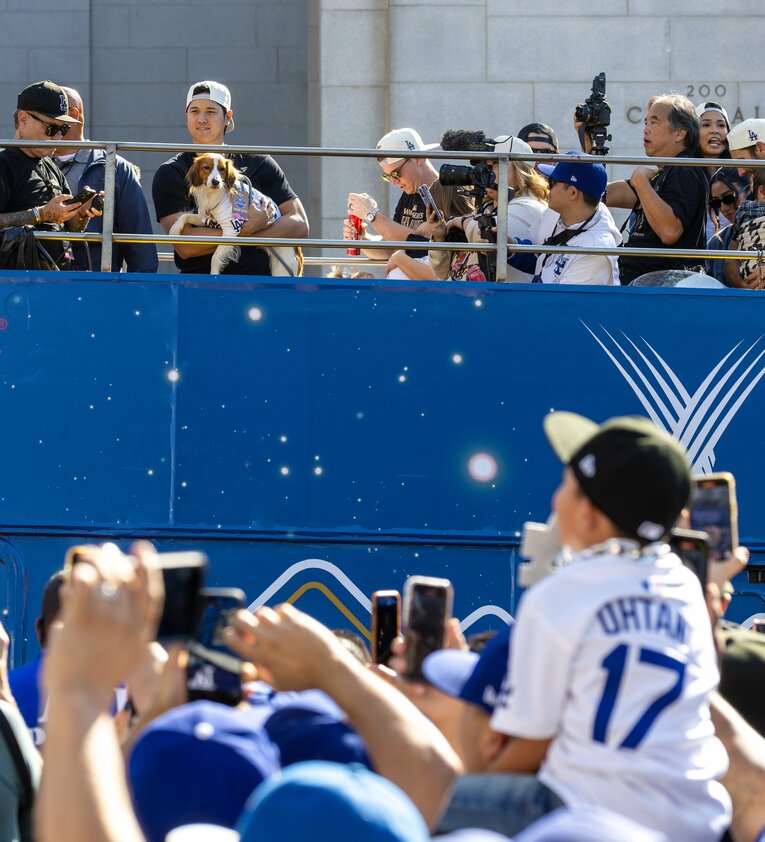 優勝パレードでの大谷とデコピン　©Getty Images