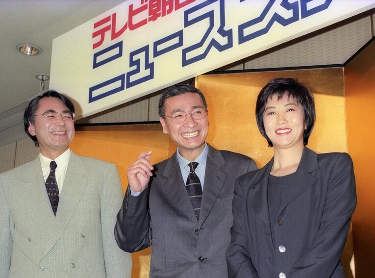 1996年3月、『ニュースステーション』の記者会見に出席する久米宏、小宮悦子両キャスターと高成田享氏（左）©︎KYODO