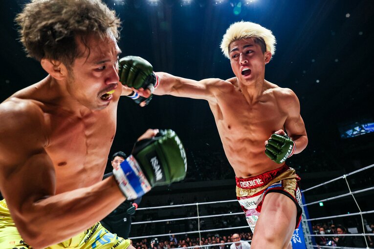 フェザー級屈指のストライカーである鈴木に打撃で押される金原　©RIZIN FF Susumu Nagao