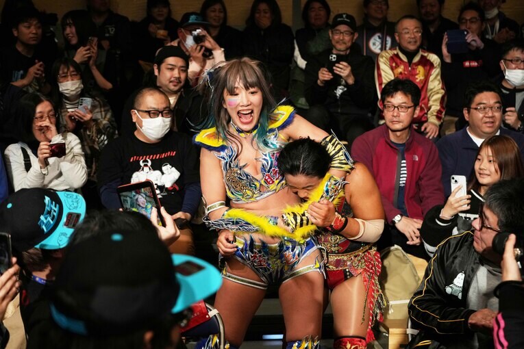 ウナギ・サヤカは場外でやりたい放題　©Essei Hara