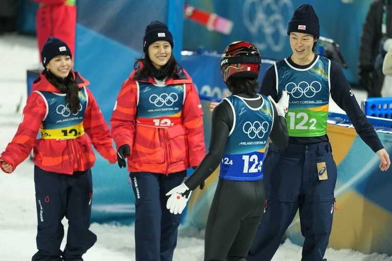 ミラノ五輪ジャンプ混合団体で銅メダルを獲得した日本チーム　©Tsutomu Kishimoto／JMPA