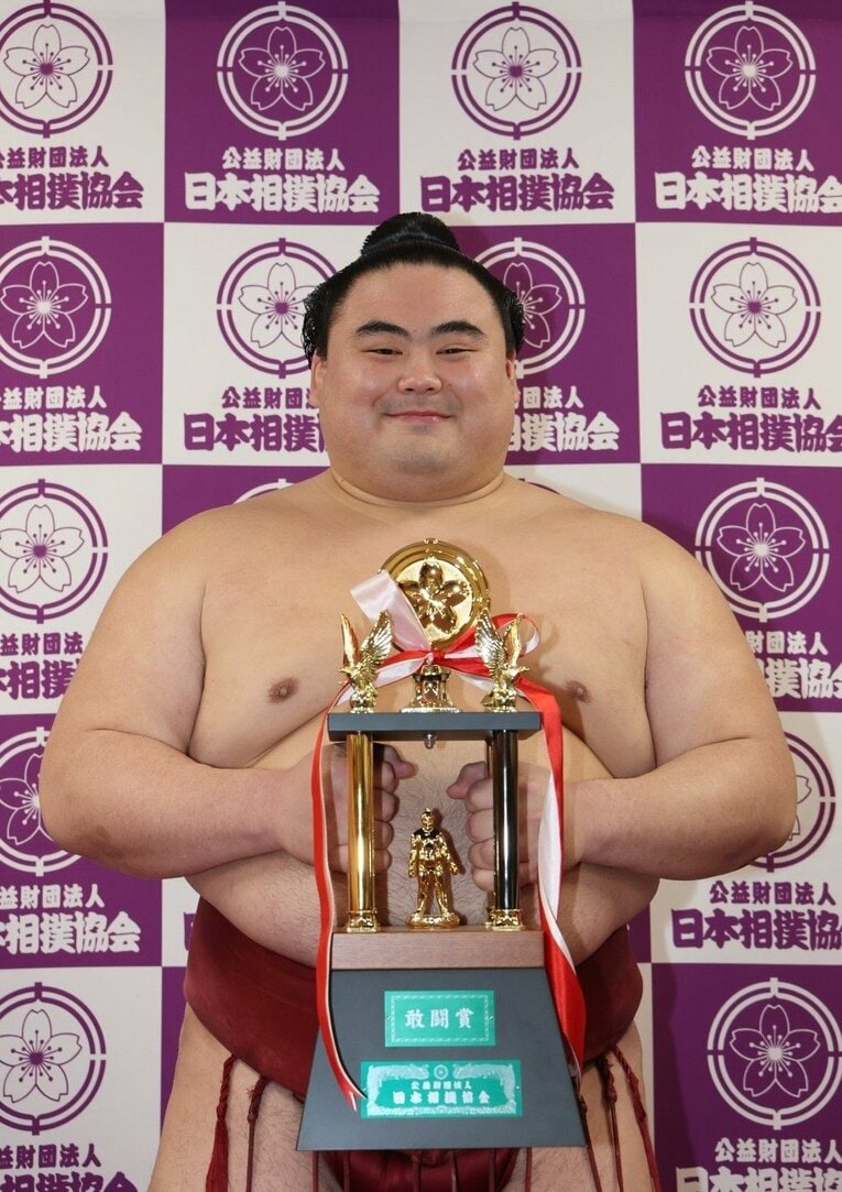 カラオケで『ハイブリッド・レインボウ』を唄っていた隆の勝　©JMPA