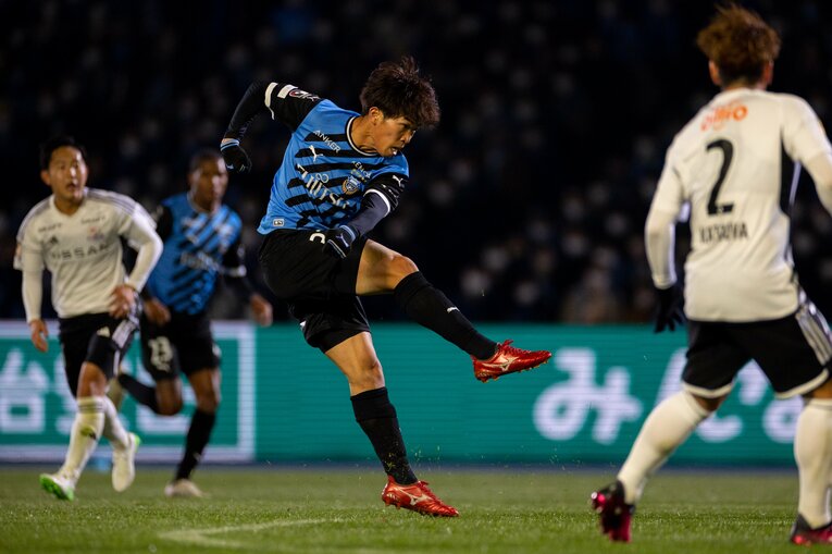 開幕節の横浜F・マリノス戦でシュートを放つ宮代大聖　©KAWASAKI FRONTALE