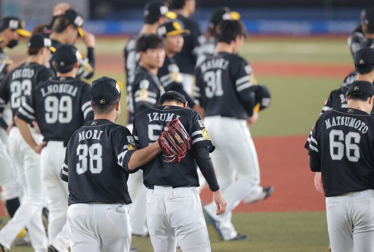 2022年、最終戦で敗れたソフトバンク。泉らが涙する　©JIJI PRESS