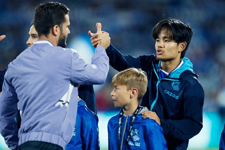 「久保建英がスペイン紙の一面に！」子供サポ「タケが決めるよ」予言通りマドリーを圧倒“ソシエダの熱狂”は翌日も…カメラマンは見た(52)