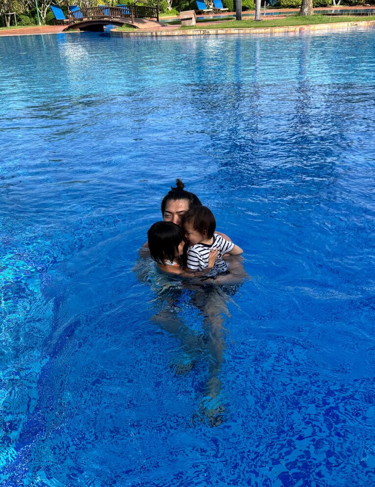 海外旅行で子どもとプールに入る清水邦広（写真＝妻・七菜さん提供）