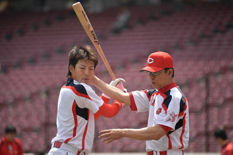 広島のコーチ時代、野間に指導する新井氏　©Hideki Sugiyama