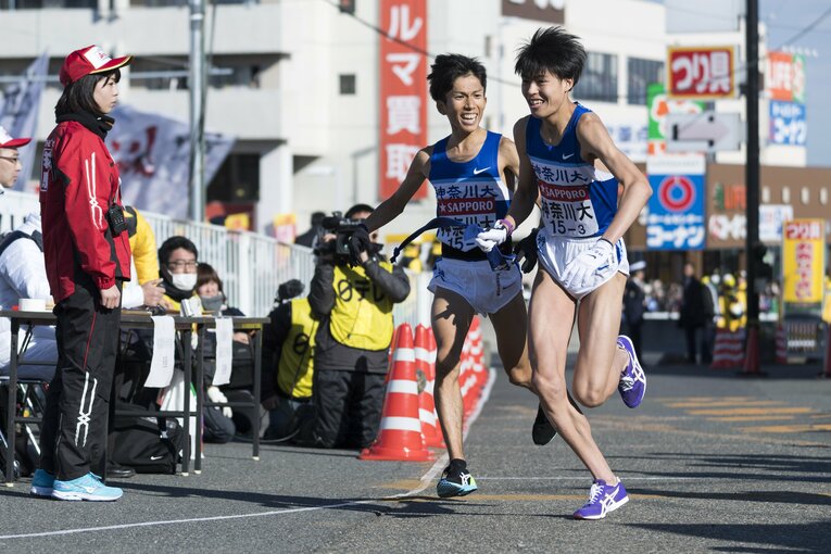 越川堅太（右）と鈴木健吾（神奈川大）　©Sports Graphic Number