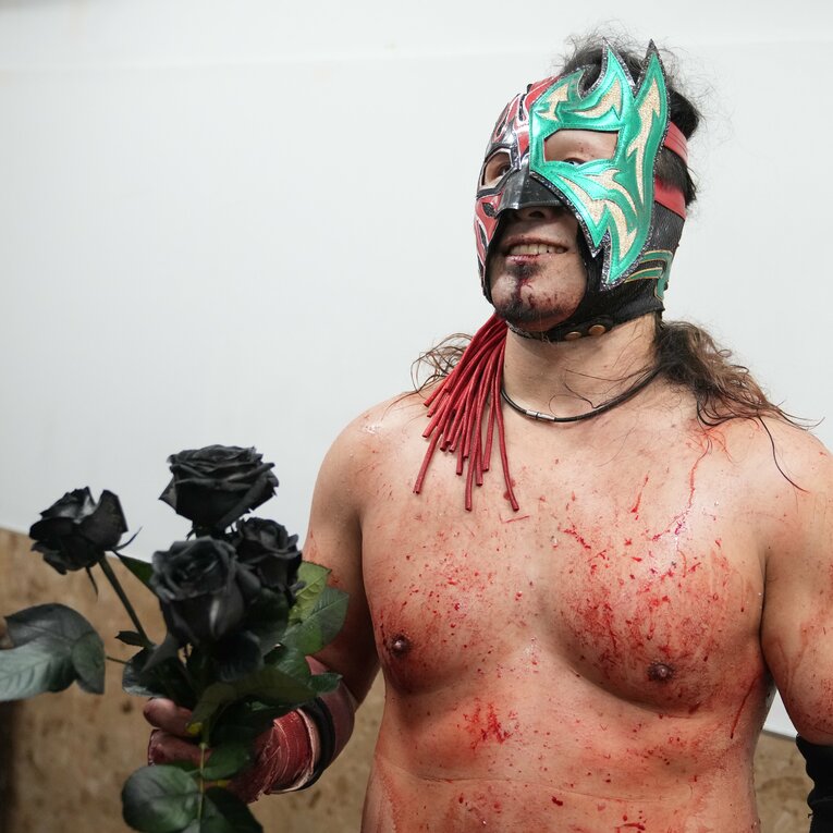 葛西純から返された5本の黒い薔薇を受け取るエル・デスペラード　©Masashi Hara