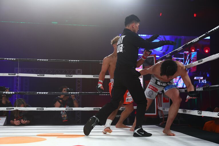 深刻なダメージを負ってよろめく朝倉未来（3枚目／全3枚）　©RISE CREATION