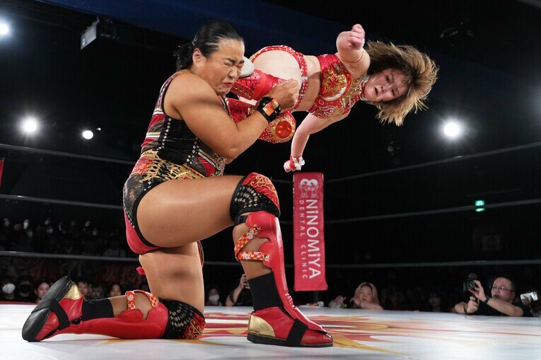 Sareeeのドロップキック　©Essei Hara