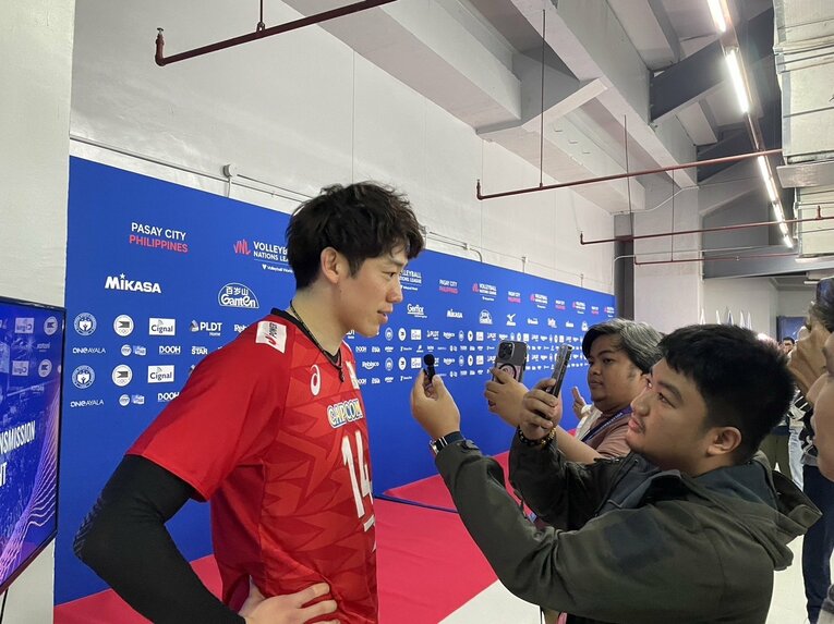 石川祐希は連日フィリピンメディアにマークされていた（筆者撮影）