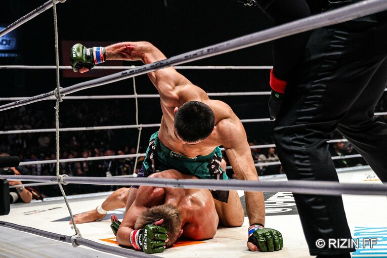 バックマウントからのパウンド。久保優太はまったく抵抗できず　©RIZIN FF