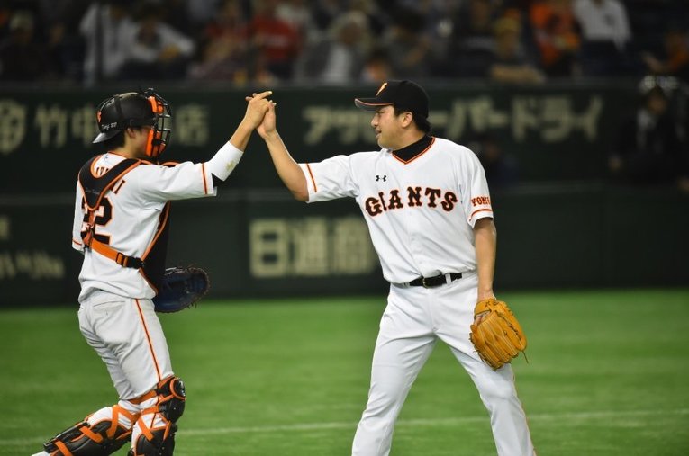 2016年CS、小林誠司とハイタッチ©Nanae Suzuki