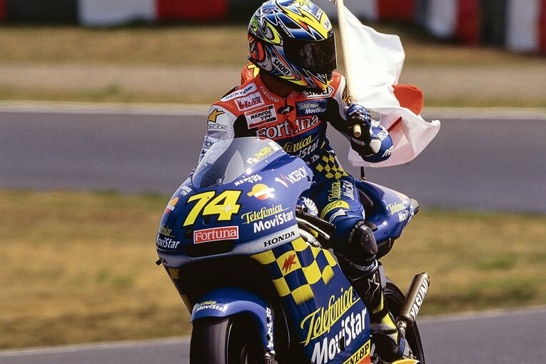 2001年の鈴鹿で勝利した加藤大治郎のウイニングラン。左手に掲げるのは今年のもてぎで佐々木が手にしたのと同じ日章旗　©Takashi Akamatsu