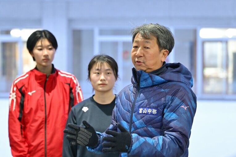 陸上部を指導する水原監督。もともとは短距離競技出身　©Hideki Sugiyama