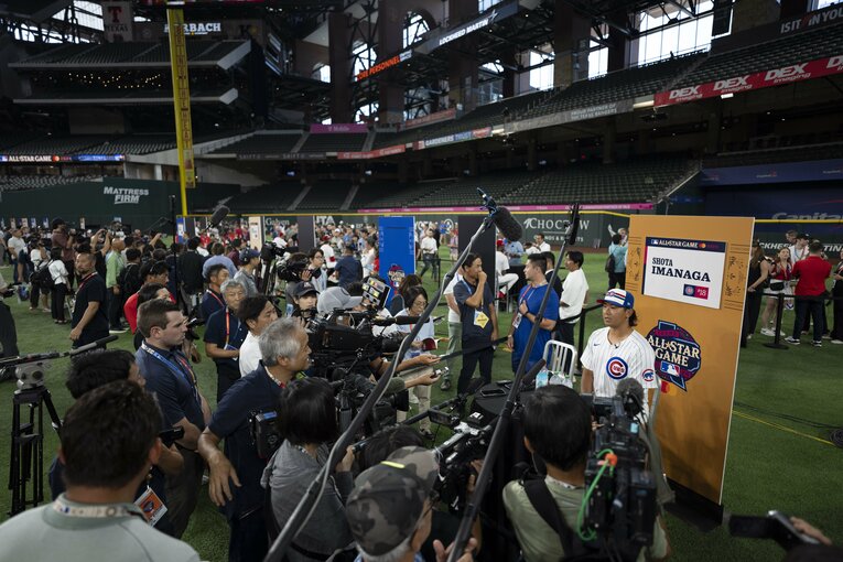 報道陣に囲まれる今永　©Getty Images