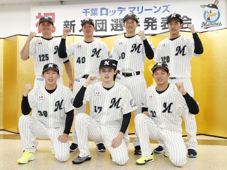入団会見に挑む2019年ドラフト組。前列左から高部瑛斗外野手、佐々木朗希投手、佐藤都志也捕手。後列左から植田将太捕手、福田光輝内野手、横山陸人投手、本前郁也投手　©KYODO