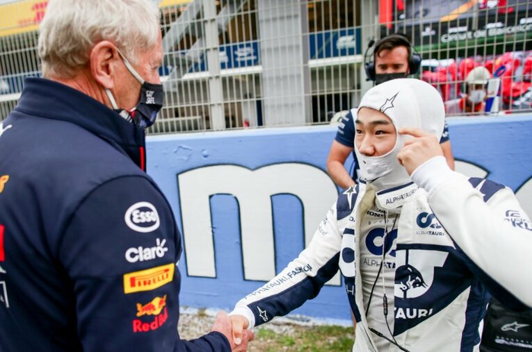 スペインGP決勝前のグリッド上でヘルムート・マルコに激励される角田。「愚かな発言」については許してもらえたようだ ／ photograph by Getty Images