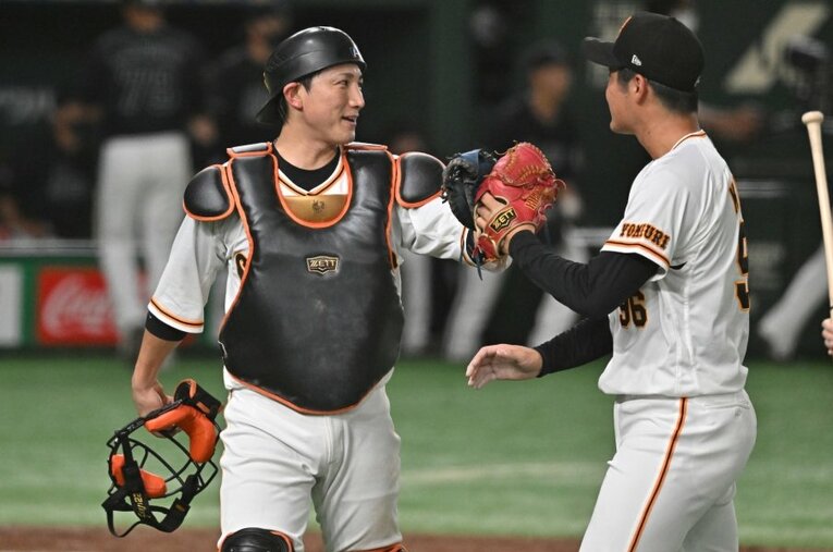 球界でも屈指の強肩を誇る小林誠司だが、捕手として“突き抜けられない”のはなぜか？ ／ photograph by Hideki Sugiyama