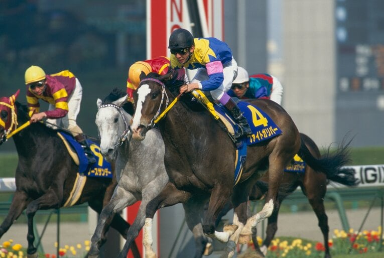 1996年の桜花賞。10番人気の低評価を覆して優勝したファイトガリバーと田原成貴氏　©Tomohiko Hayashi