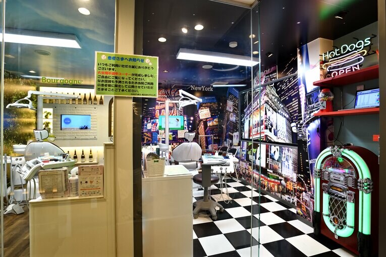 まったく雰囲気が異なるブルゴーニュルーム（左）とニューヨークルーム（右）。無機質で怖い場所と思わせない作りをしている　©Takashi Shimizu