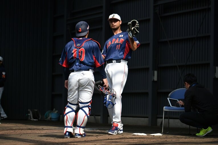 ブルペンで捕手の甲斐を会話をかわすダルビッシュ　©︎Hideki Sugiyama