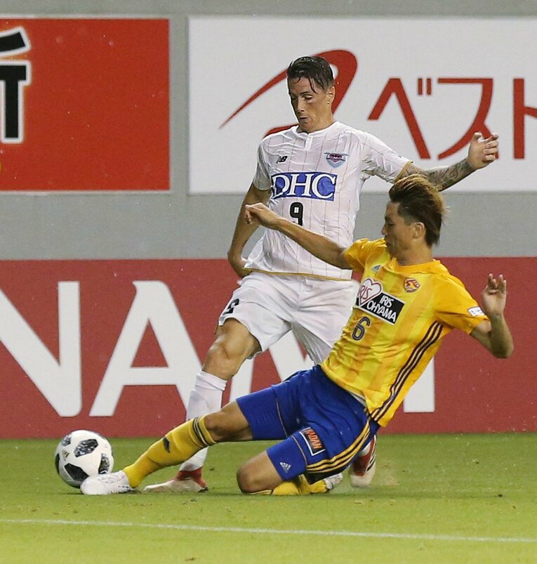 トーレスと競り合う板倉　©JIJI PRESS