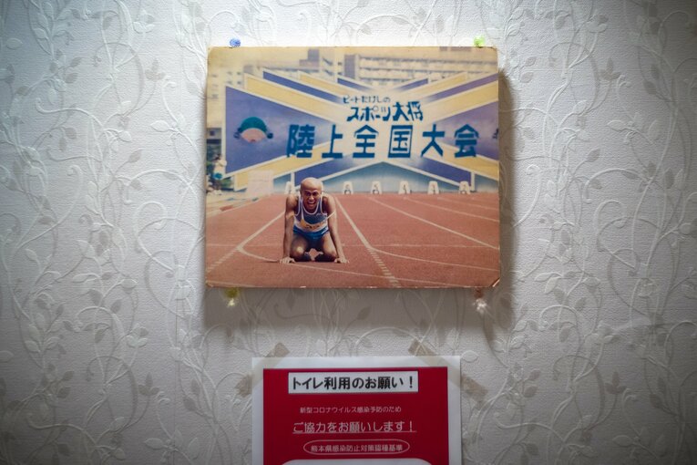自身で切り盛りしているカラオケスナックのトイレにも『スポーツ大将』の写真がある　©Takuya Sugiyama