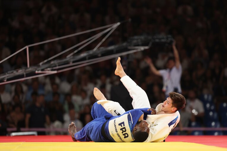 混合団体戦、決勝フランス戦で勝利する村尾三四郎　©Tetsuya Higashikawa/JMPA