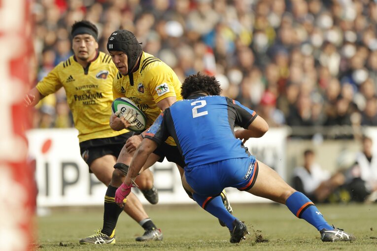 パナソニックHO堀江翔太のタックルをかわすサントリー小澤直輝（2017年1月2日／日本選手権）©️Aki Nagao