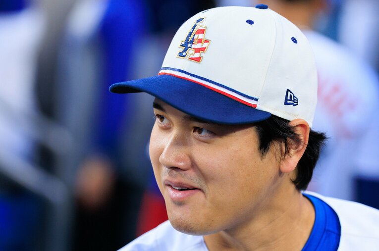 アメリカ建国250周年祈念の“LA帽子”をかぶった大谷翔平。建国記念日の翌日、32歳となった ／ photograph by ZUMA Press/AFLO