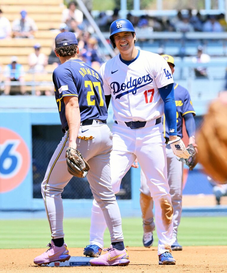 盗塁を決めてこの笑顔　©JIJI PRESS