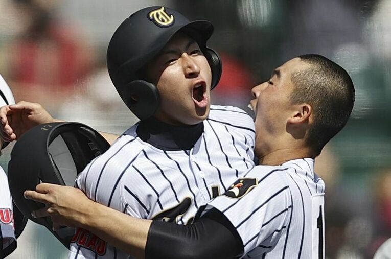 京都国際にサヨナラ勝ちし、喜ぶ逆転サヨナラ二塁打の東海大菅生・代打多井 ／ photograph by KYODO