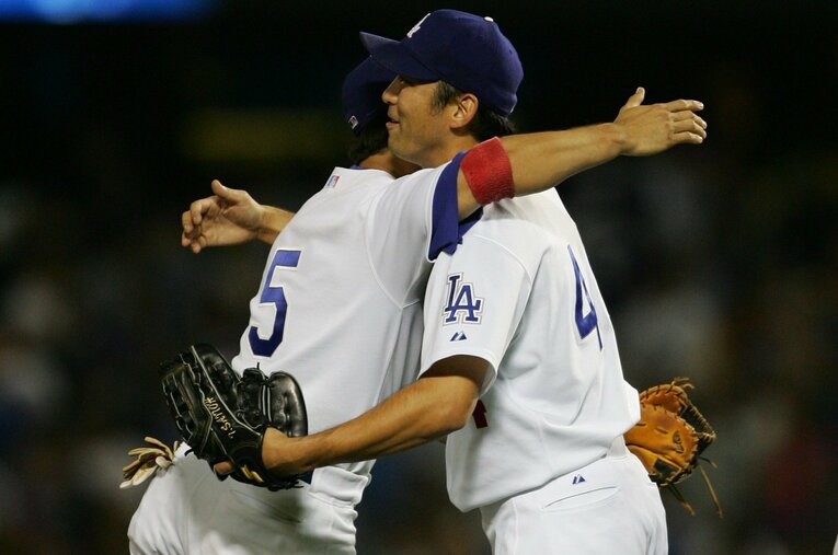 ドジャース時代の斎藤。仲間とハグ　©Yuki Suenaga