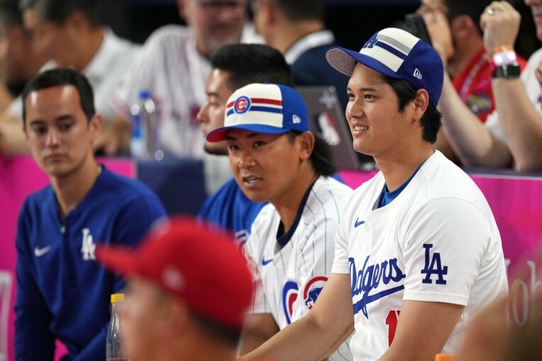 オールスター前日のホームランダービーを一緒に見る大谷翔平と今永昇太　©Getty Images