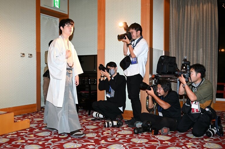 激戦の後、23時過ぎまで記者会見は続いた　©Keiji Ishikawa