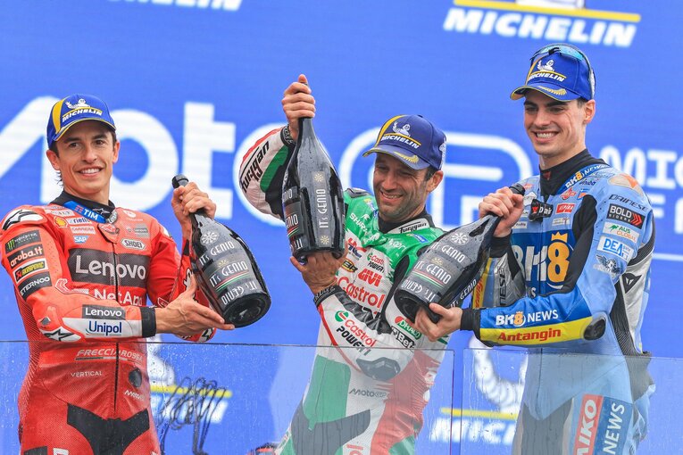 地元フランスGPで優勝したヨハン・ザルコ（中央）。2位のマルク・マルケス（右）、3位のフェルミン・アルデゲェルとともに表彰台に　©︎Satoshi Endo