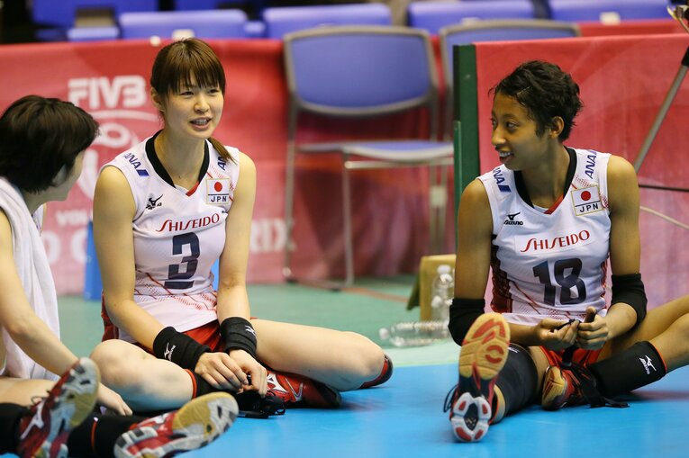 木村沙織と言葉をかわす宮部藍梨（当時16歳）　©︎AFLO