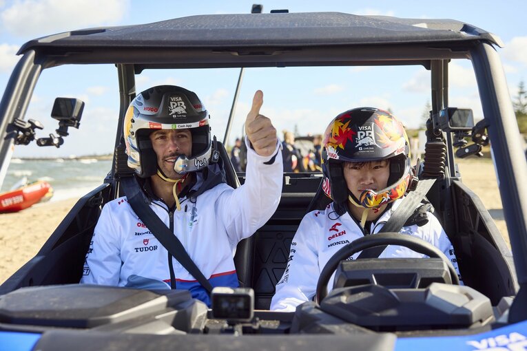 もはや恒例のレッドブルドライバーによるプロモーション　©Getty Images / Red Bull Content Pool